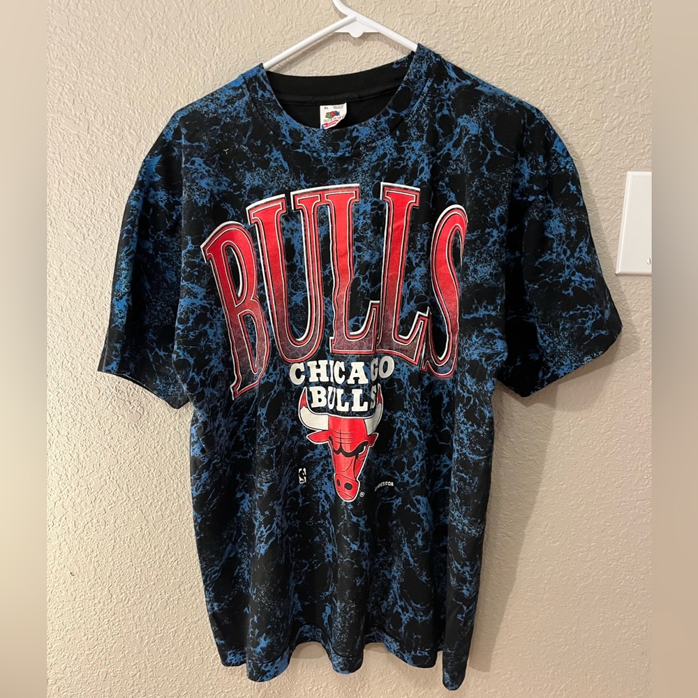 XL Vintage 90s Chicago Bulls T-Shirt in Blue and Black Acid Wash Design
